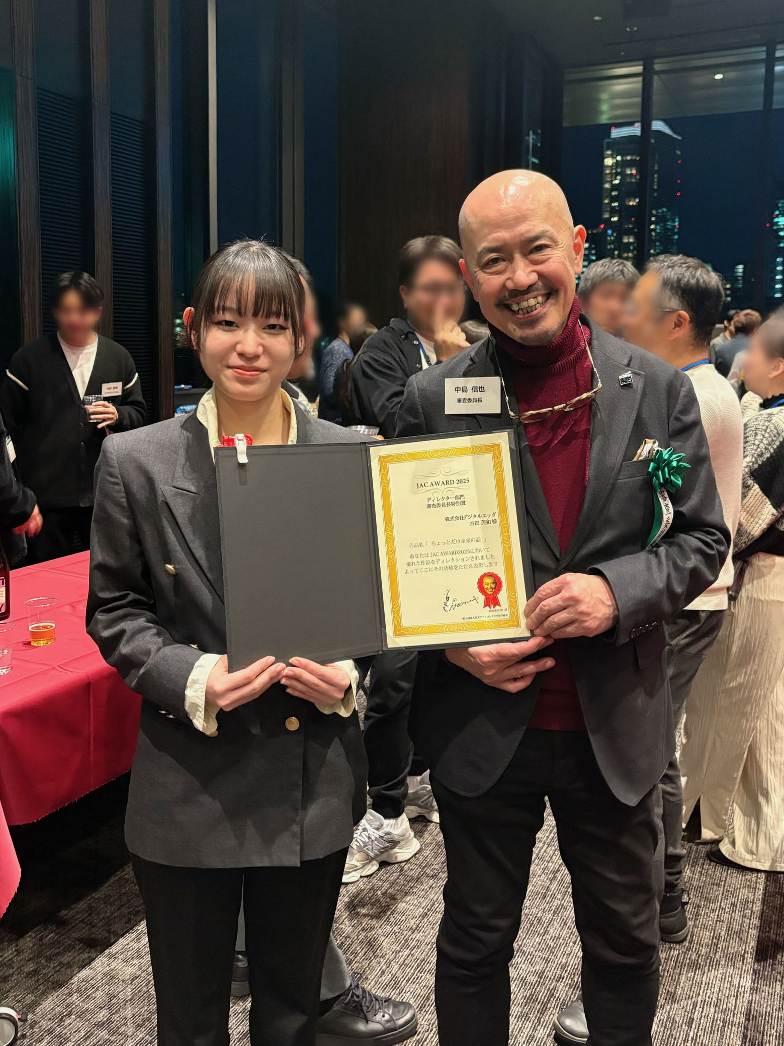 授賞式にて、中島信也審査委員長と井田芙和